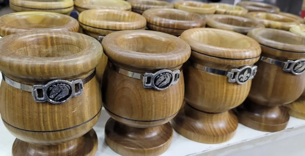 Mate palo santo 1 Mate palo santo con dije en modelos varios regionales para souvenirs de turismo y regalos empresarios corporativos de empresas.