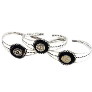 Pulsera de alpaca con diseño regulable de triple fleje y dije de asta con aplique metálico para regalos de empresas y recuerdos de Argentina.