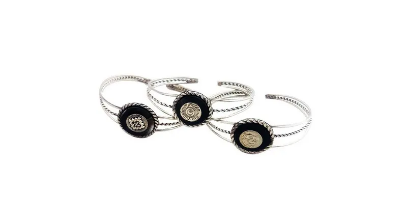 Pulsera de alpaca con dije 1 Pulsera de alpaca con diseño regulable de triple fleje y dije de asta con aplique metálico para regalos de empresas y recuerdos de Argentina.
