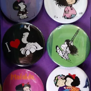 Pins de Mafalda surtidos en modelo chico y grande con diseños regionales típicos para souvenirs de turismo y regalos empresarios corporativos.
