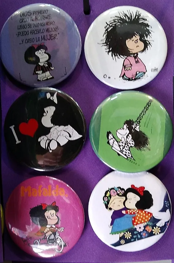 Pins de Mafalda 1 Pins de Mafalda surtidos en modelo chico y grande con diseños regionales típicos para souvenirs de turismo y regalos empresarios corporativos.