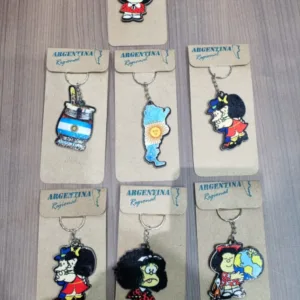 Llaveros de Argentina y Mafalda de madera recubiertos de plástico con diseños regionales surtidos para souvenirs de turismo y regalos empresarios corporativos.