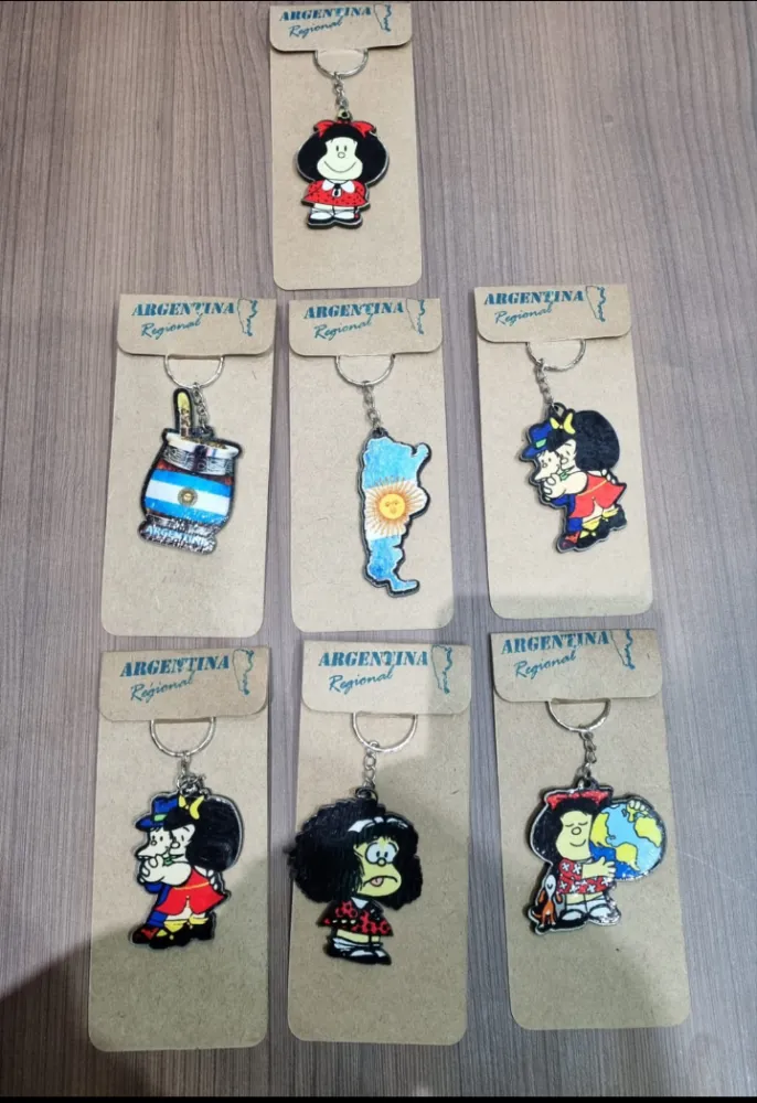 Llaveros de Argentina 1 Llaveros de Argentina y Mafalda de madera recubiertos de plástico con diseños regionales surtidos para souvenirs de turismo y regalos empresarios corporativos.