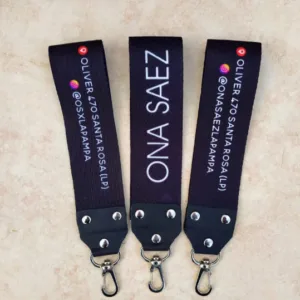 Llavero cinta con logo personalizado por mayor para regalos empresarios, cordones promocionales y souvenirs de empresas.