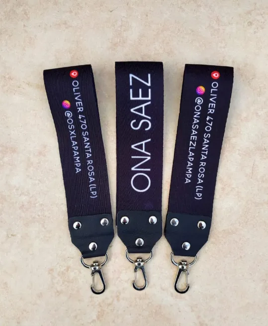 Llavero cinta con logo personalizado 1 Llavero cinta con logo personalizado por mayor para regalos empresarios, cordones promocionales y souvenirs de empresas.