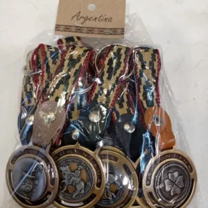 Llaveros de cuero pampa con aplique de metal en diseños regionales tradicionales para souvenirs de turismo y regalos empresarios corporativos.