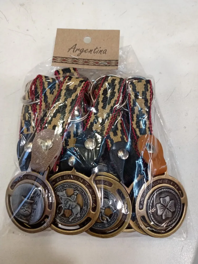 Llaveros cuero pampa 1 Llaveros de cuero pampa con aplique de metal en diseños regionales tradicionales para souvenirs de turismo y regalos empresarios corporativos.