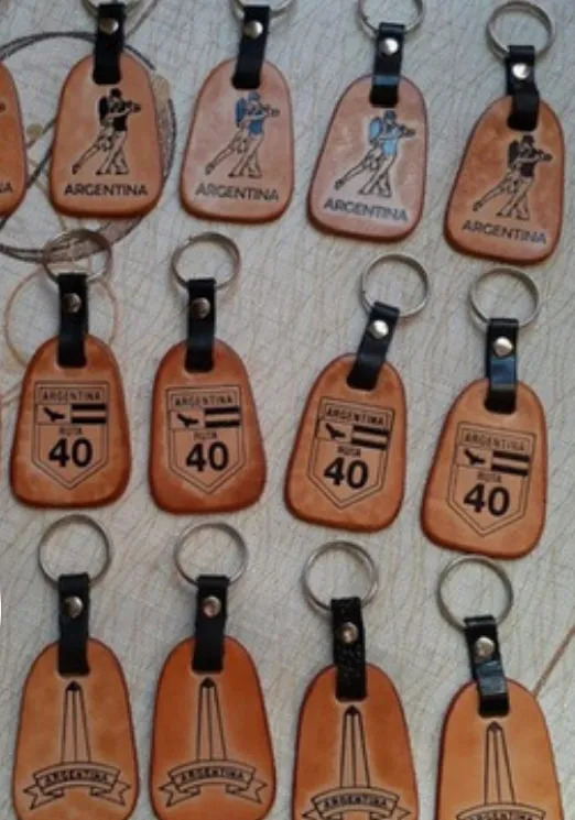 Llavero cuero tallado 1 Llaveros de cuero tallado de Argentina con diseños regionales de tango y gaucho para souvenirs de turismo y regalos empresarios corporativos.