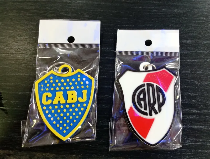 Llaveros River y Boca 1 Llaveros de River y Boca con diseños de fútbol regional argentino para souvenirs de turismo y regalos empresarios corporativos.