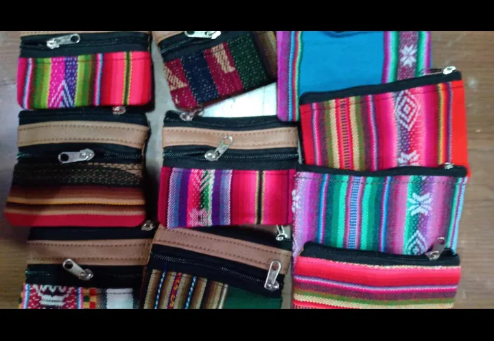 Monedero mujer regional 1 Monedero mujer regional en colores y modelos varios de diseño artesanal para souvenirs de turismo y regalos corporativos empresarios de empresas.