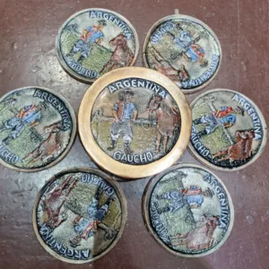 Posavasos de cuero gaucho con motivos tradicionales de Argentina, tango y gaucho para souvenirs de turismo y regalos empresarios corporativos.
