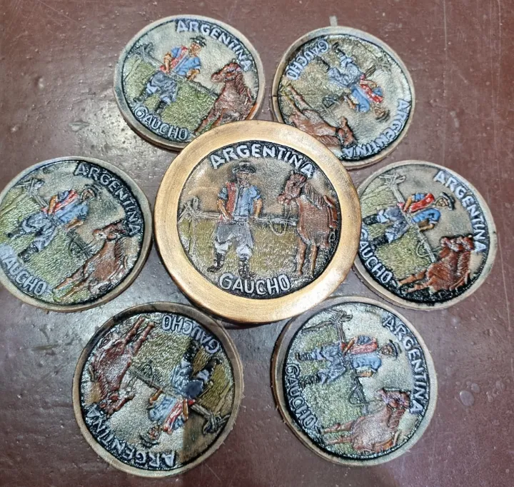 Posa Vasos de cuero Gaucho 1 Posavasos de cuero gaucho con motivos tradicionales de Argentina, tango y gaucho para souvenirs de turismo y regalos empresarios corporativos.