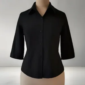 Camisa para mujer negra manga 3/4 entallada para uniformes corporativos modernos de empresas, oficinas y recepciones ejecutivas.
