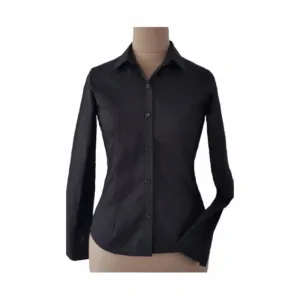 Camisa para mujer negra manga larga entallada para uniformes corporativos de empresas, personal de gastronomía de gala, eventos y oficinas.