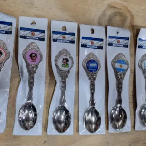 Cucharitas de Argentina y de Mafalda con diseños regionales típicos para souvenirs de turismo y regalos empresarios corporativos de empresas.