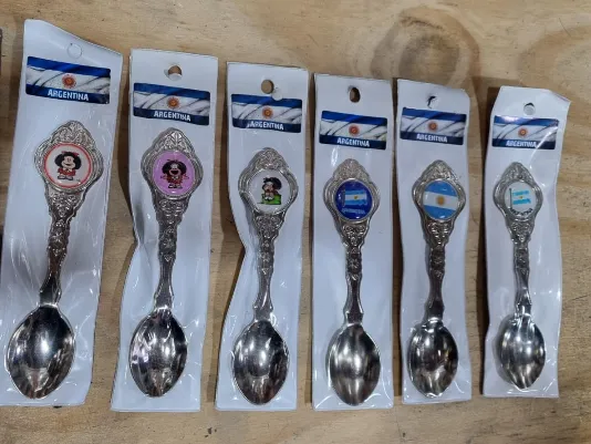 Cucharitas de Argentina y Mafalda 1 Cucharitas de Argentina y de Mafalda con diseños regionales típicos para souvenirs de turismo y regalos empresarios corporativos de empresas.