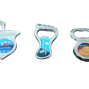 Imanes con logo personalizado por mayor en modelos varios para regalos empresarios, merchandising y souvenirs de empresas.