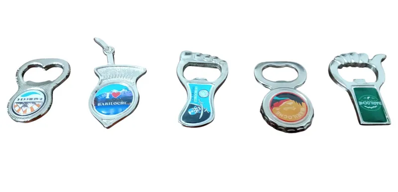 Imanes con logo personalizado 1 Imanes con logo personalizado por mayor en modelos varios para regalos empresarios, merchandising y souvenirs de empresas.