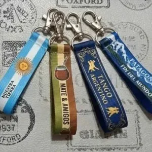 Llaveros de Argentina con mosquetón en modelos varios regionales para souvenirs de turismo y regalos empresarios corporativos de empresas.