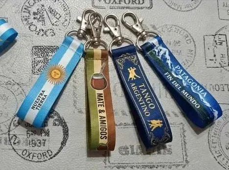 Llaveros Argentina mosqueton 1 Llaveros de Argentina con mosquetón en modelos varios regionales para souvenirs de turismo y regalos empresarios corporativos de empresas.