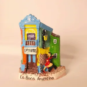 Adorno de resina pintado a mano del pasaje Caminito de La Boca para regalos empresarios y souvenirs de turismo de Argentina.