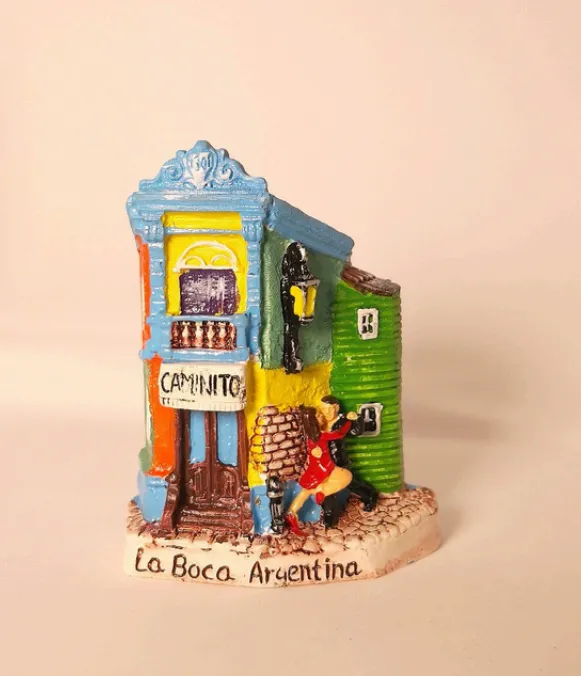Adorno Caminito 1 Adorno de resina pintado a mano del pasaje Caminito de La Boca para regalos empresarios y souvenirs de turismo de Argentina.