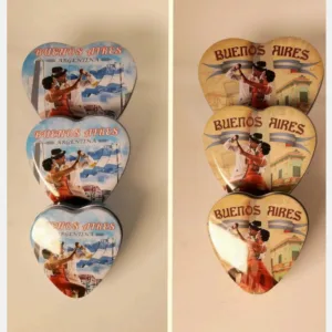 Juego de tres latitas metálicas con forma de corazón con diseños de tango para regalos empresarios y souvenirs de turismo de Argentina.
