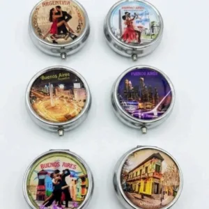 Pastillero metálico de bolsillo con diseños de tango y Buenos Aires para regalos empresarios y souvenirs de turismo internacional.