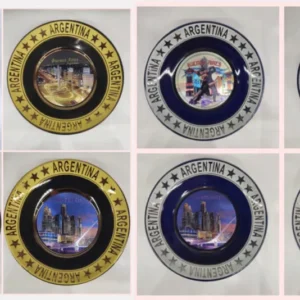 Platos decorativos de tango en colores blanco, gris y detalles dorados en tamaños varios para regalos empresarios y souvenirs de Buenos Aires.