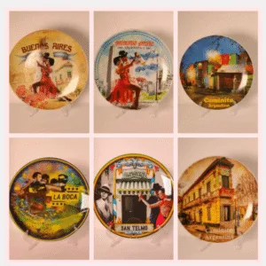 Platos de porcelana decorativos con ilustraciones de Caminito y bailarines de tango en tamaños varios para regalos empresarios y souvenirs de Buenos Aires.