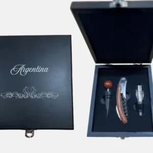 Set de accesorios para vino en estuche de madera o cuero grabado con la palabra Argentina para regalos empresarios y souvenirs de turismo.