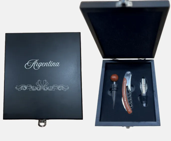 Set de vino Argentina 1 Set de accesorios para vino en estuche de madera o cuero grabado con la palabra Argentina para regalos empresarios y souvenirs de turismo.