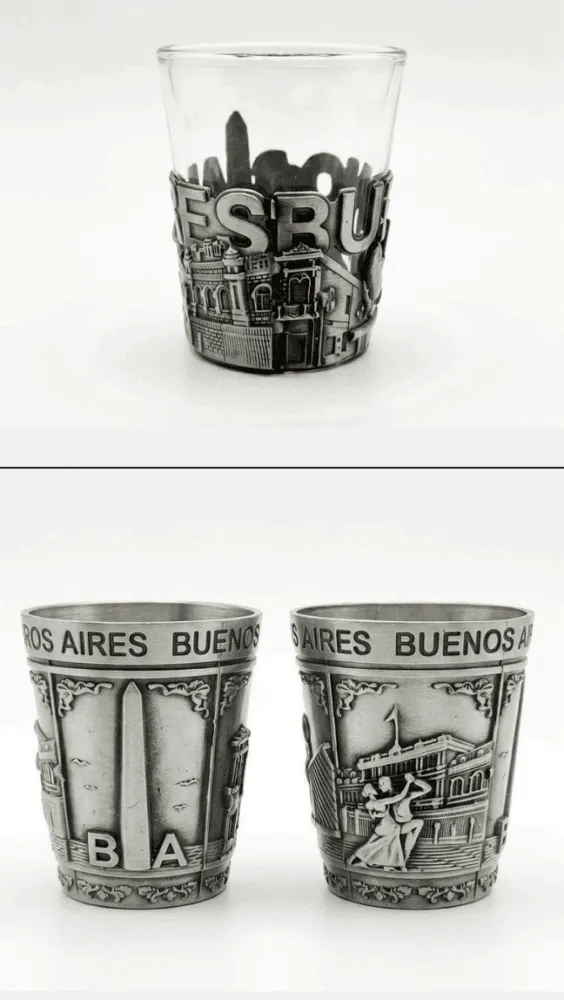Vasito Tequilero Buenos Aires 1 Vasitos tequileros de vidrio y metal para shots en modelos varios de Buenos Aires para regalos empresarios y souvenirs de turismo internacional.